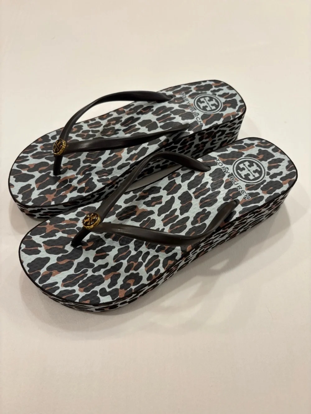New Tory Burch Size 6 Wedge Flip Flop Sandals Leopard Animal Print Gold Logo